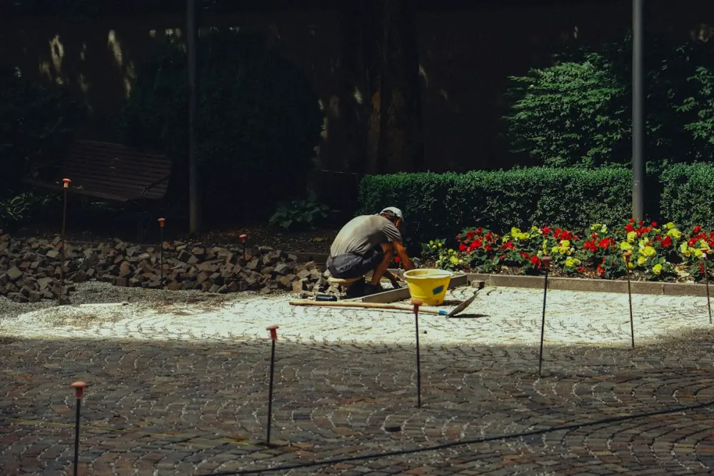 Jardinier posant des pierres pour créer un massif