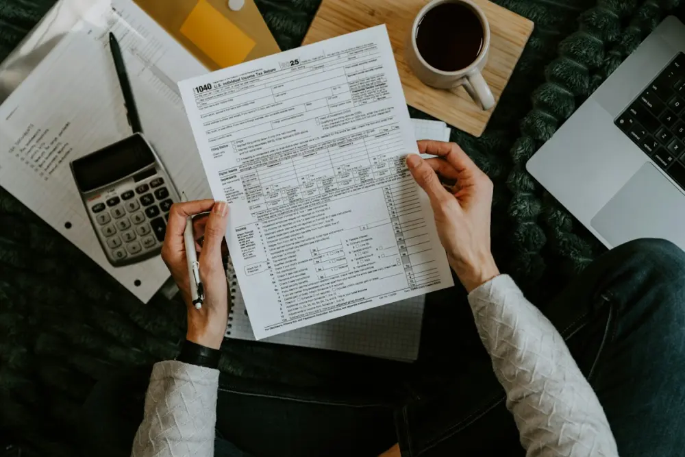 Déclaration de revenus avec calculatrice et ordinateur portable