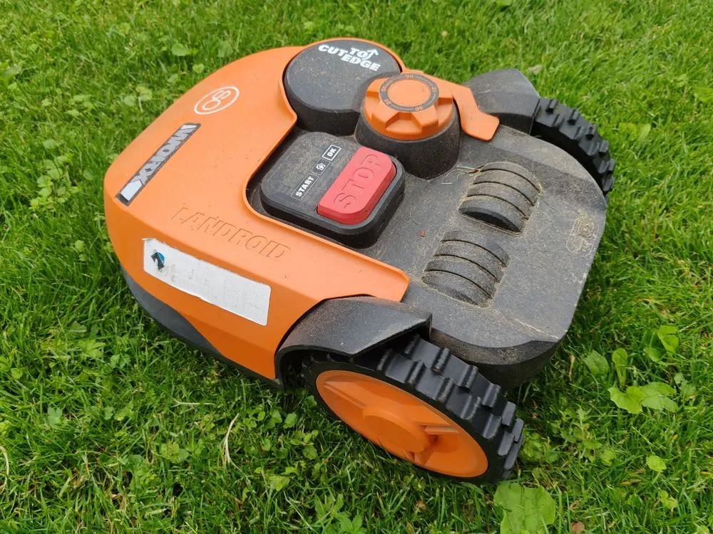 Robot tondeuse sur une pelouse