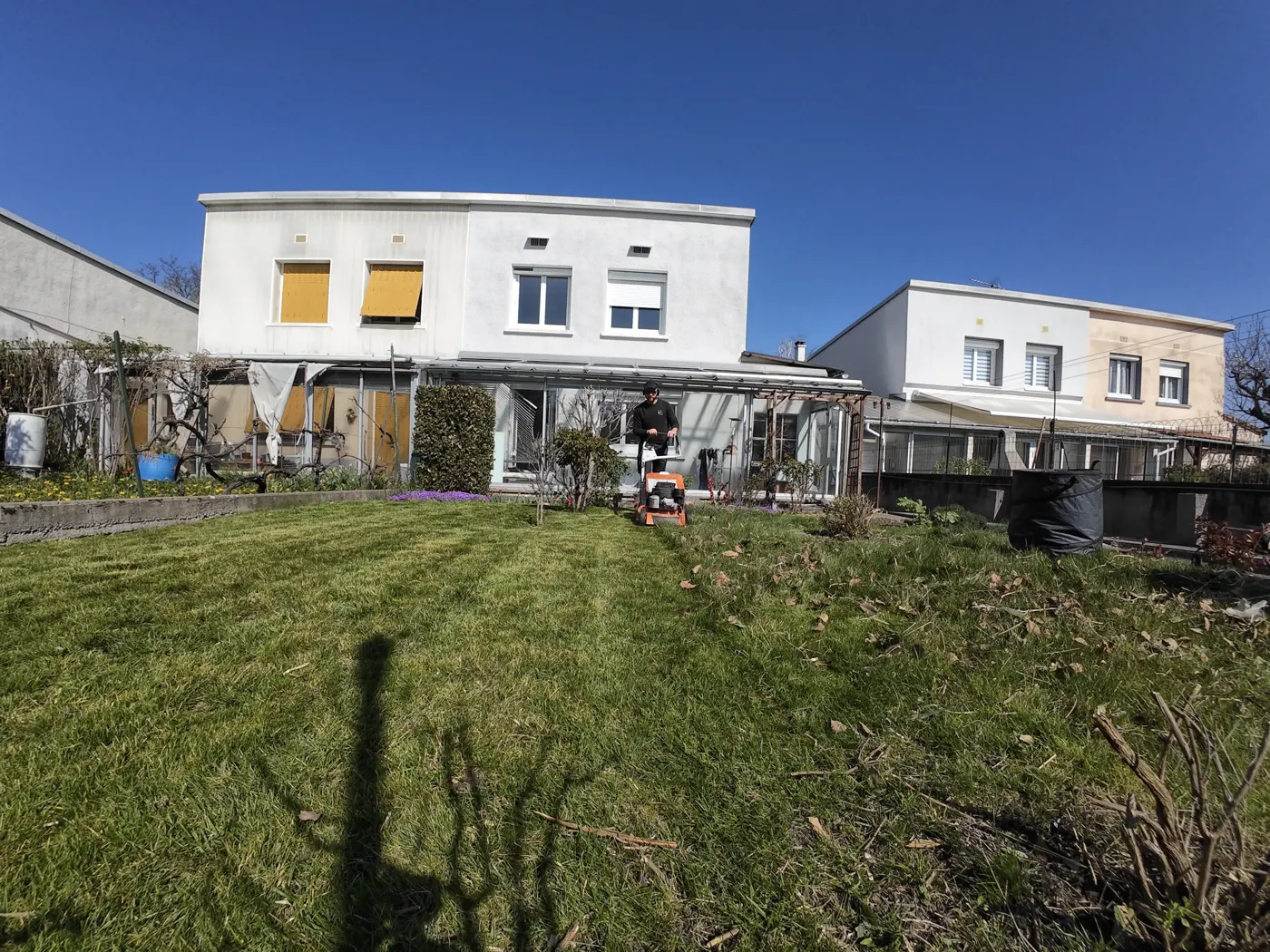 Tonte d'une pelouse de jardin à Lempdes
