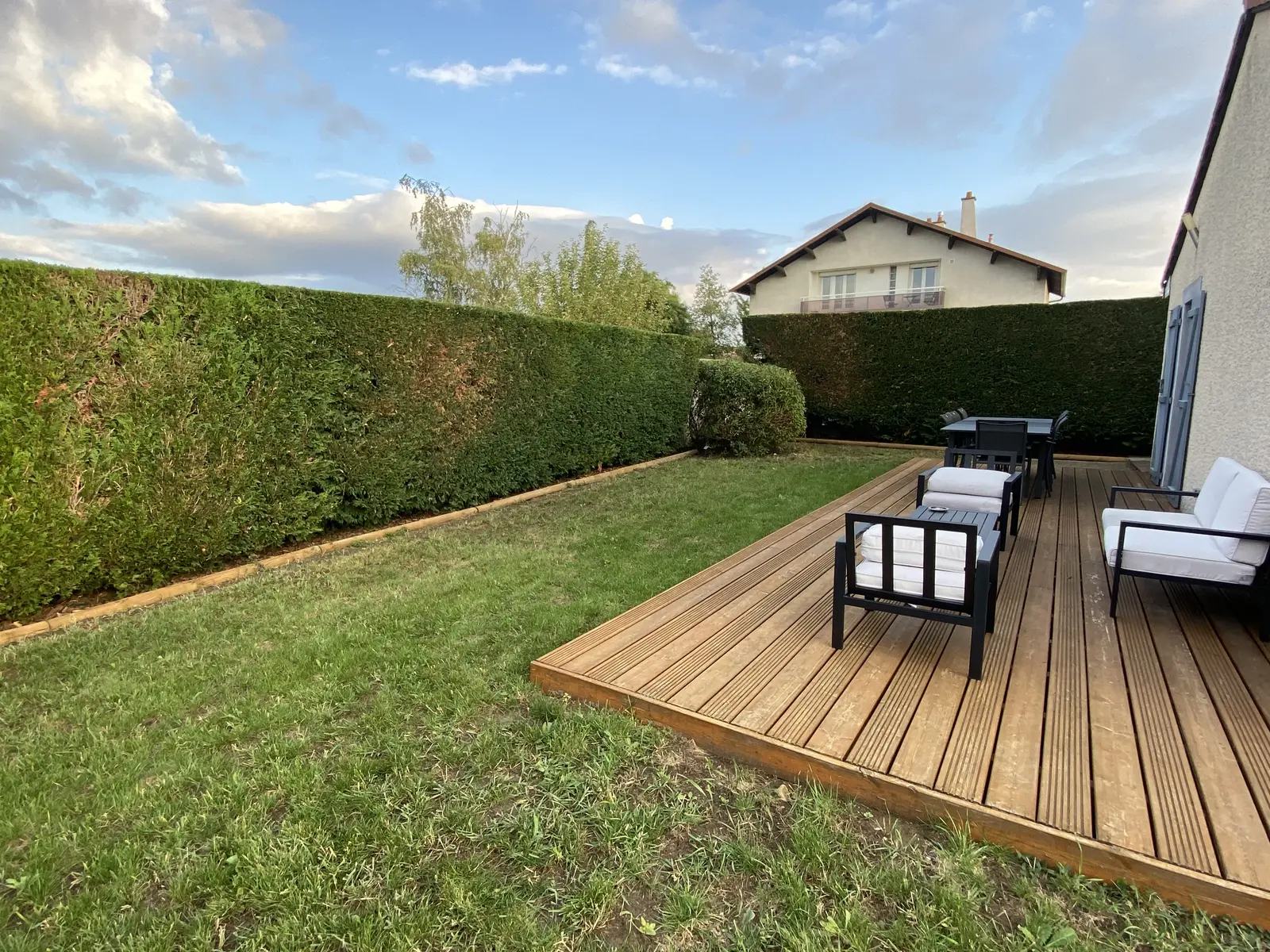 Jardin entretenu avec haie taillée et pelouse tondue à Pont-du-Château, Puy-de-Dôme