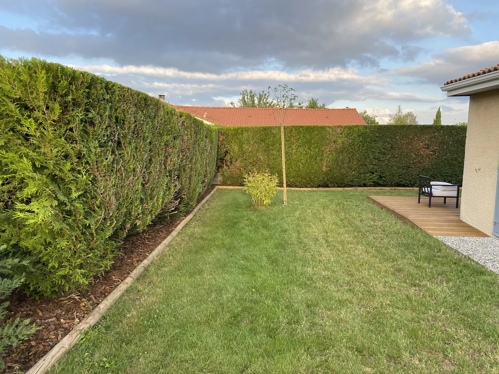 Jardin entretenu à Pont-du-Château : pelouse tondue et haie taillée