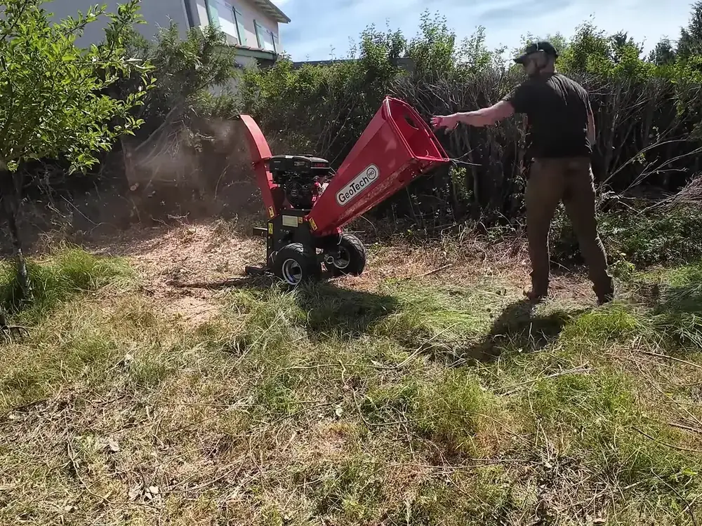 Branches passées au broyeur de végétaux sur un chantier