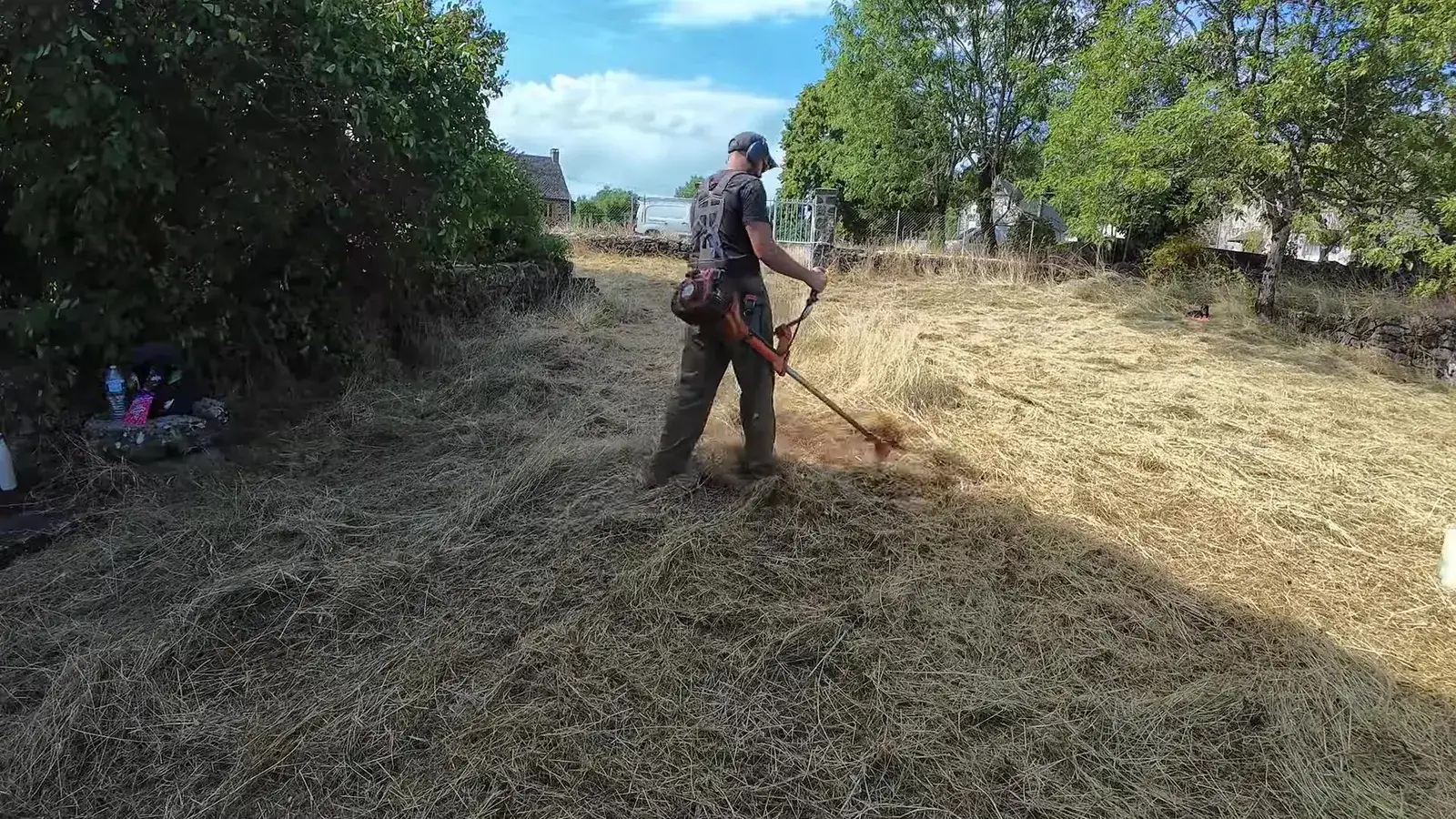 Débroussaillage d'un terrain en herbes hautes à la débroussailleuse par L'Entreprise Paysagiste