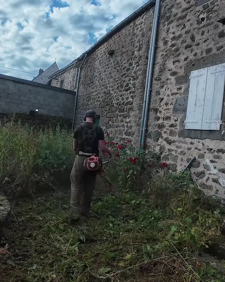 Débroussaillage d'un jardin envahi à la débroussailleuse